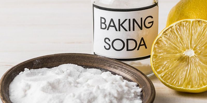 Dùng baking soda là cách xử lý mùi hôi phân gà tiết kiệm