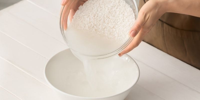Pha nước vo gạo cùng chế phẩm EM là cách hay